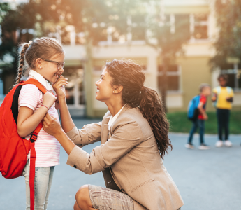 Mujer llevando niña colegio Mujer llevando niña colegio