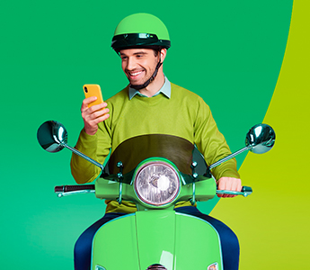 Hombre moto con celular Hombre moto con celular